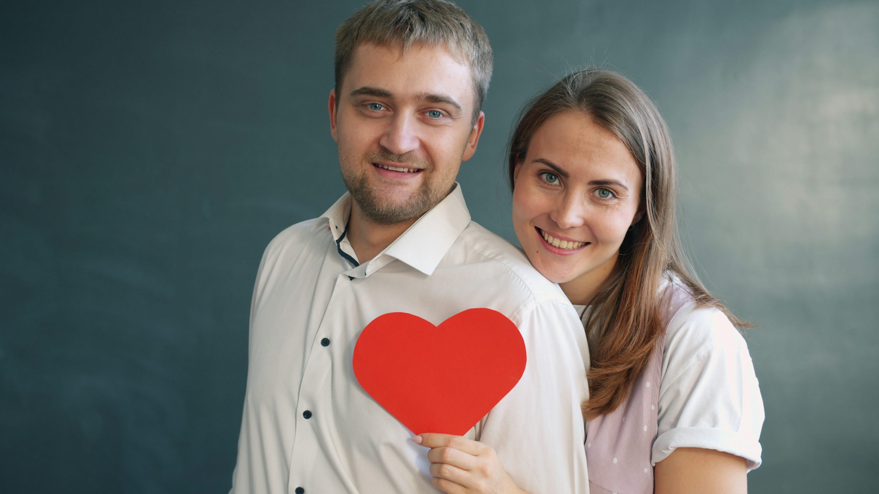 Pareja heterosexual feliz disfrutando juntos