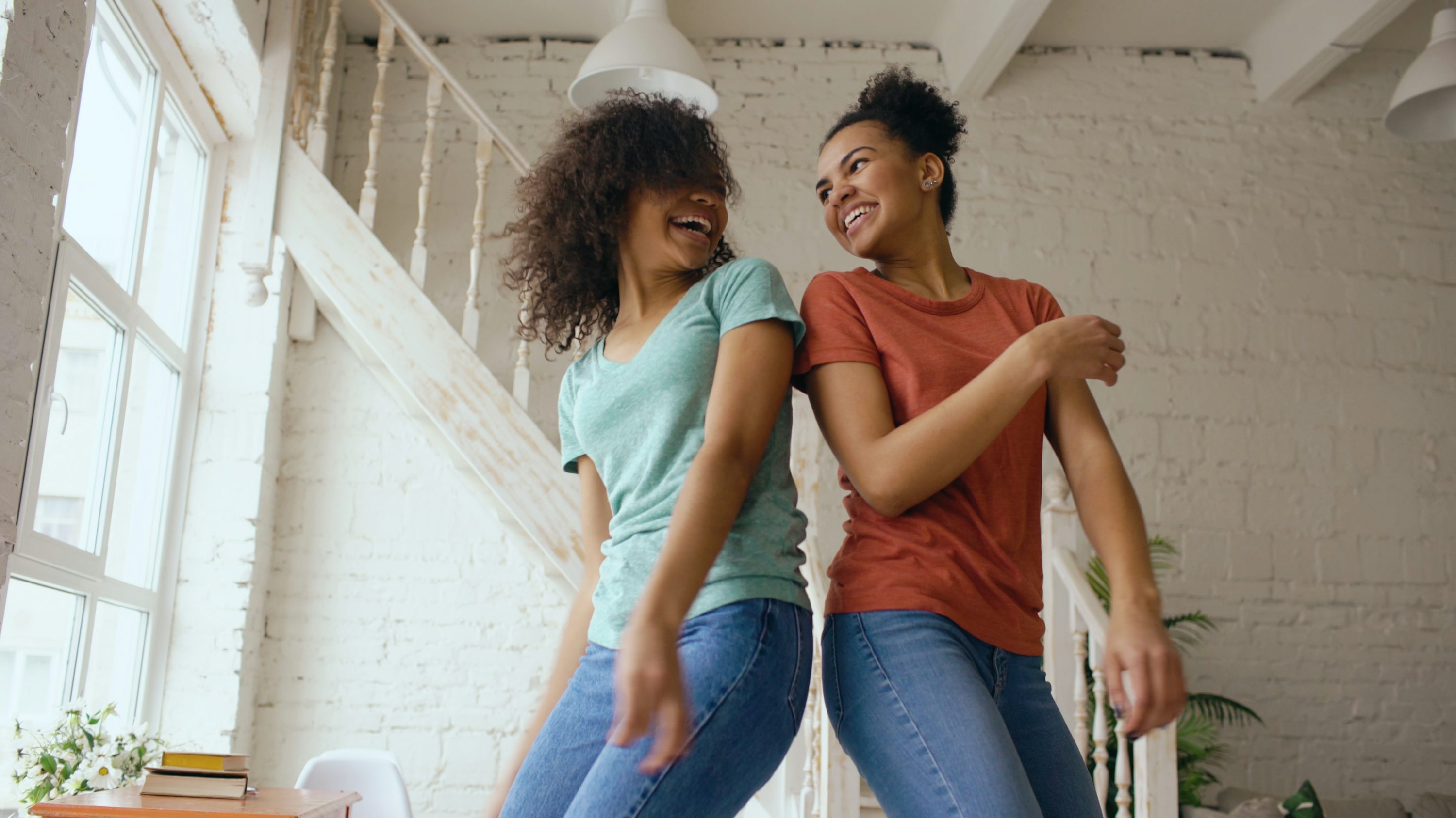 Dos amigas divirtiéndose juntas